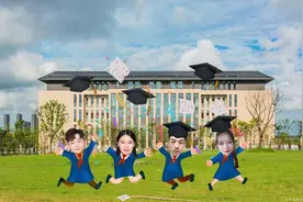 创意满满！“云毕业照”定格青春记忆图片