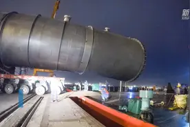 三台大型塔器在天津港保税区顺利完成装船作业视频封面