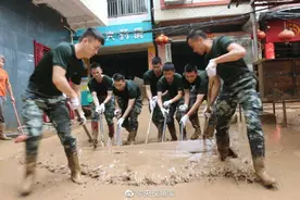有你们在，真好！暴雨过后兵哥哥帮社区清理淤泥图片