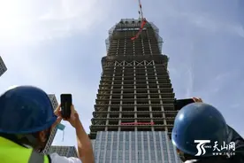 251米！乌鲁木齐市宝能城项目一商业办公楼主体封顶图片