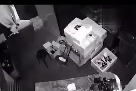 觉得老板工资对不起自己的“辛苦”，重庆一酒吧伙计辞职后回来偷东西“弥补损失”，连吉他贝斯都拿走了图片