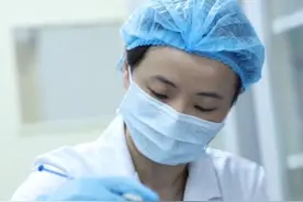 以为是“落枕”，没想到脑袋连着身体一起失控原地打转……这到底是怎么了？图片