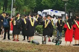 毕业典礼刚结束，成都理工大学一毕业生持刀划伤同学图片