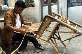他走街串巷修补藤椅40余年，藤匠陆道才的藤编生活图片