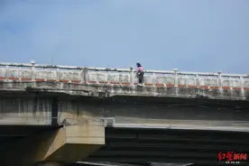 贵州女子跳下30米高大桥轻生 7消防员跳进激流中冒险救回图片