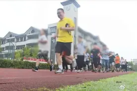 小学校长每天带学生晨跑 有小胖子一个月瘦了20斤图片