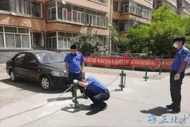 包头一小区业主圈占公共用地建“私人停车场”惹众怒图片