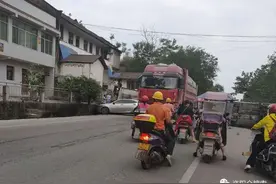 女子失去理智，驾车载两幼女追逐丈夫，女儿：妈妈停下我害怕图片