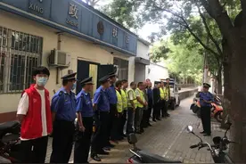 中原区规范“占道”摊点：引导摊贩到广场、公园等地经营图片