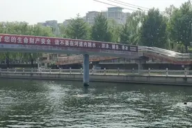 安全警告拦不住，不听劝也不怕死，野泳者当街换衣太辣眼图片