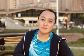 邻居修卷帘门不慎从1.5米多高的梯子上坠落 他快速反应一把将其抱住……图片