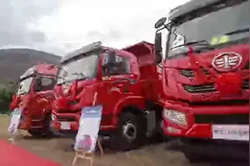 解放悍V 8×4自卸车亮相攀枝花，高效节油动力强劲图片
