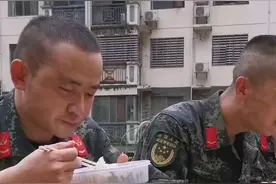 辛苦了！救灾官兵满身泥泞吃饭，最后一个动作好暖图片