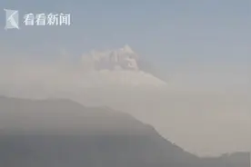 厄瓜多尔火山喷发产生大量火山灰 多个城市变“灰城”图片