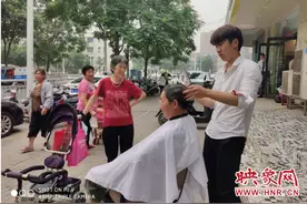 18岁开封男孩儿郑州理发店打工 每天上班前先免费给市民理发两小时图片