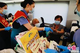 中国发布丨动车上办起扶贫产品欢购节“绿巨人”为旅客“带货”图片