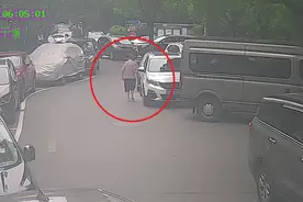 一下午划车11辆！老汉在家受气，出门就拿邻居私家车出气图片