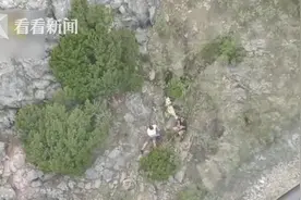 男子徒步登山坠下15米山崖 直升机垂降实施救援图片