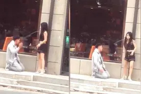 疑似情侣吵架男生下跪自扇耳光，女生竖中指离开视频封面
