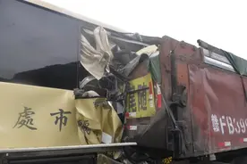 浙江丽水一大客车追尾重型货车，已致1死17伤图片
