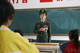 国防教育进校园，武警官兵受追捧！图片