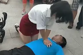 男子吐白沫倒地女护士路过急救，她称“每个医护都会做的”视频封面