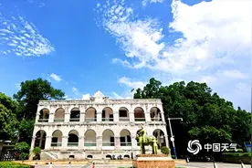 梧州雨后迎来蓝天白云 城区风景美不胜收图片
