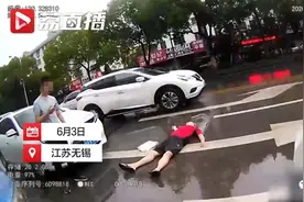 男子躺街碰瓷被民警拖走，躺回原地又被拖走……画面尬到窒息图片
