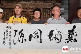 李伯清夜会四川美协主席梁世民 挥毫写下“艺术同源”图片