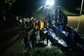 正果暴雨中的暖心瞬间！那些身影满满都是正能量图片