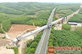 上跨南友高速 南崇铁路那蓬双线特大桥连续梁合龙图片
