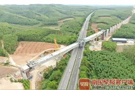上跨南友高速 南崇铁路那蓬双线特大桥连续梁合龙图片