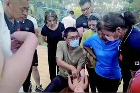 援鄂医生“摆摊”跪地普及心肺复苏，获1万元阿里巴巴正能量奖金图片