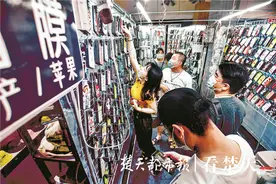 各展其能挺过艰难时刻，如今人气回升收入增长，武汉小店纷纷迎来客流，激活城市经济毛细血管图片