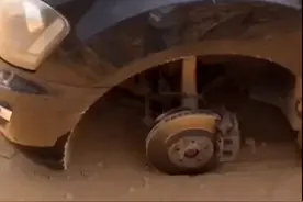 奔驰车维修后次日行驶中车轮掉落 车主向淄博吉星奔驰4S店讨说法图片