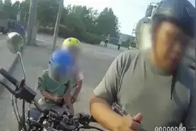 郑州父亲骑摩托带俩孩被查 下一秒画风突变笑坏众人图片