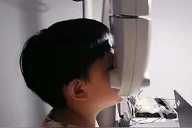 常德5岁萌娃眯眼看电视、频频摔跟头 结果发现是弱视图片