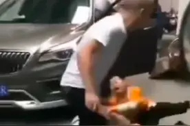 窄巷错车起争执，男车主与骑车女子发生抓扯，小男孩跪求“叔叔不要打”图片