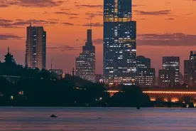 全城紧盯的绿城一线湖景盘，独家探营后，被深深种草了图片