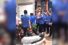就因一句话，城管拿花盆砸商户头上，目前涉事人员已停职视频封面