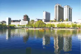 吕梁：碧波荡漾的莲花池公园图片