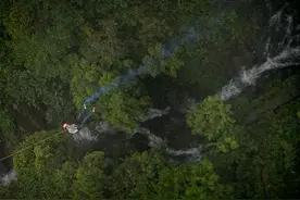 疯了！花五万元“极限荡绳”，蹦极不香吗？图片