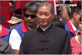 示威者到美国在台协会前抗议，痛批美国是伪君子图片