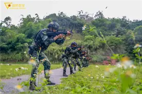 多课目连贯射击 看特战队员如何“玩转”新花样图片