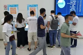 直击省人才线下招聘会之二：就业热情高，仨信阳籍“90后”小伙组团来郑找工作图片