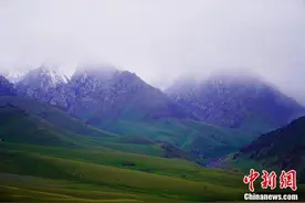 夏日新疆托克逊县木孜洛克山云雾缭绕如仙境图片