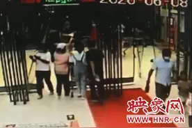 郑州一”门帘扒手”被抓！出入超市请注意口袋里的手机图片