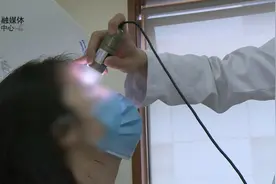 女子眼皮上“长”了颗黑痣，一检查居然是活的…图片