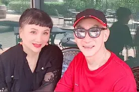 六小龄童与妻子于虹迎结婚32周年 两人恩爱同框超幸福图片