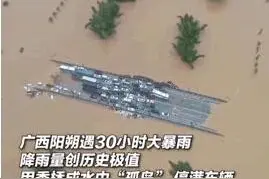 前抱娃后背妈，消防“抱娃哥”蹚水救援！这些画面直击人心……图片